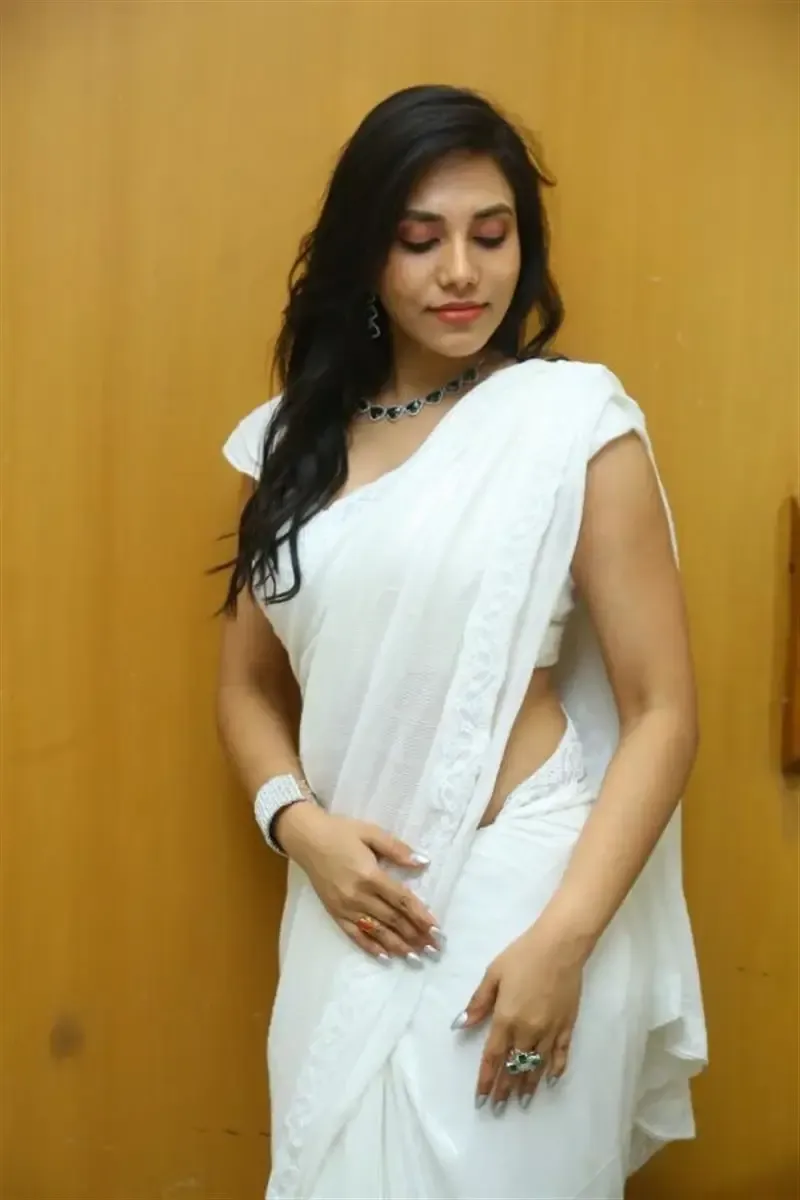 INDIAN ACTRESS MADHUMITHA IN SLEEVELESS WHITE SAREE 16